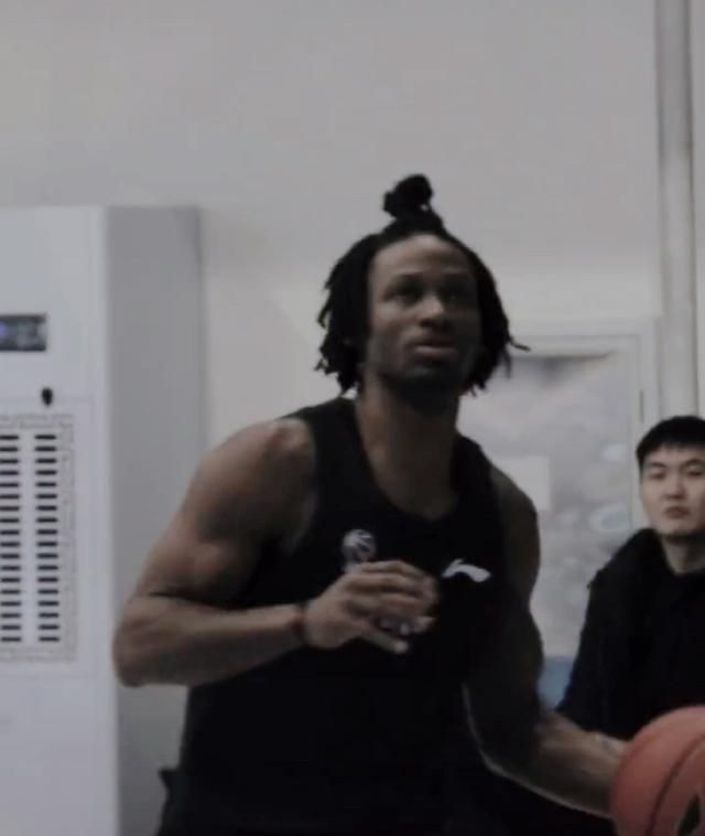 苏若离完全没有理会他的道歉，而是继续用一张冰冷的表情问他：那我可以过去了吗？当然。